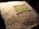 Mjukt stickad kudde, vit med grön ruta